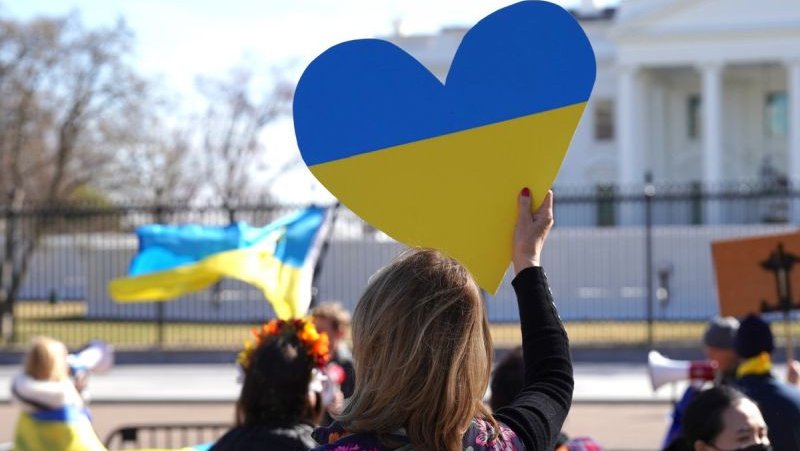 A demonstrator in Washington, D.C. holds a heart-shaped sign painted with the colors of the Ukrainian national flag
